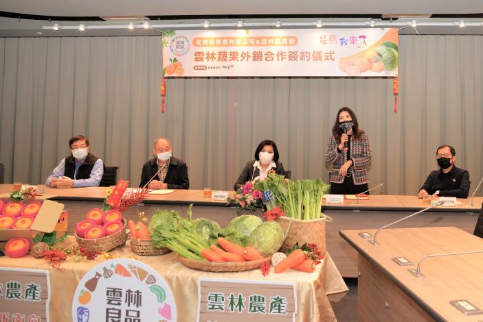 宜捷威農產有限公司總經理林延蓉出席雲林蔬果外銷簽約