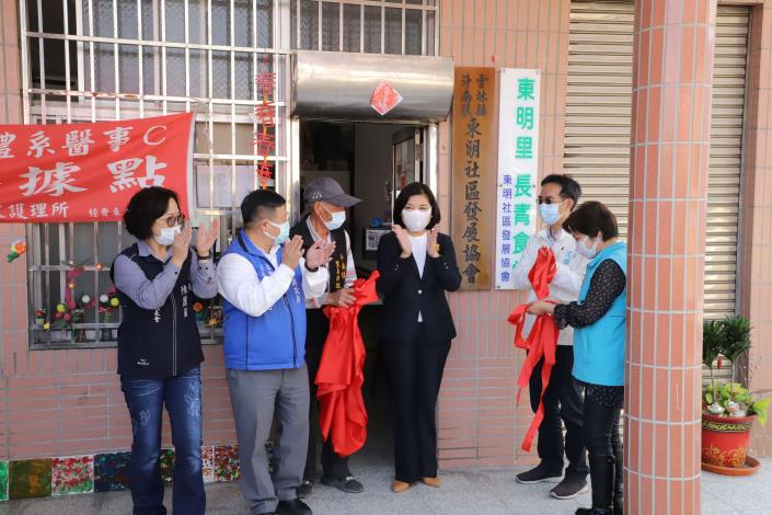 張縣長等人為東明社區長青食堂揭牌。