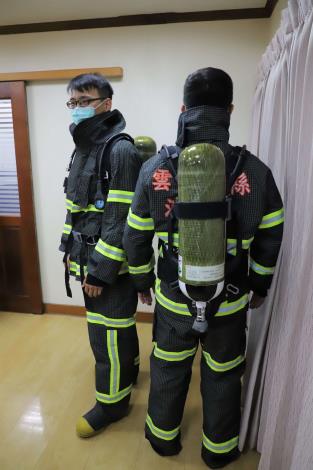 消防衣褲及空氣呼吸器是消防同仁進入火場必要裝備。