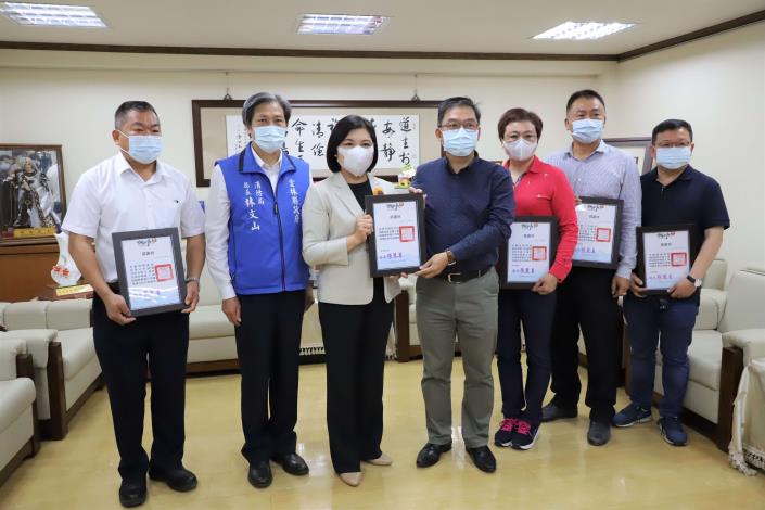 張縣長代表受贈消防裝備並回贈感謝狀，感謝捐贈企業、農會及個人的愛心。