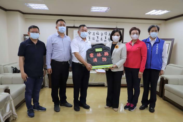 斗南地區企業、農會及個人共同捐贈消防衣褲及空氣呼吸器給雲林縣消防局，由縣長張麗善代表受贈。