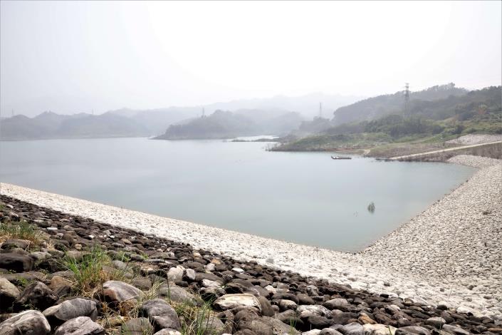 湖山水庫蓄水率已下降為48.47%，目前水位約196.1公尺，有效蓄水量為2,434萬噸。