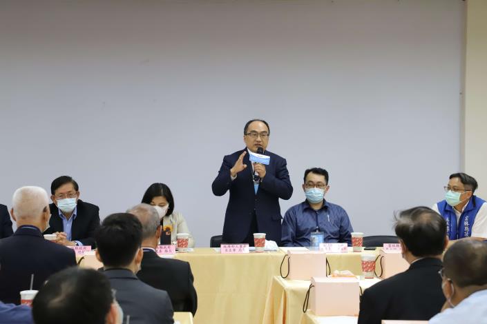 經濟部工業局長呂正華說明褒忠產業園區推動現況。
