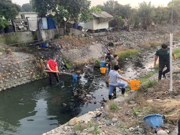 環保局、農田水利署西螺分處與林內鄉清潔隊合力進行魚屍清運作業