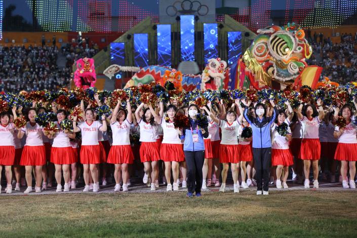 所有演出團隊一同滙聚場上，配合雲林土風舞協會一起歡樂舞蹈，迎接110年全國中等學校運動會正式賽事的到來
