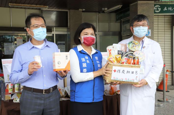 張縣長致贈防疫加油包給縣內六大責任醫院，由臺大醫院雲林分院院長黃瑞仁代表接受。