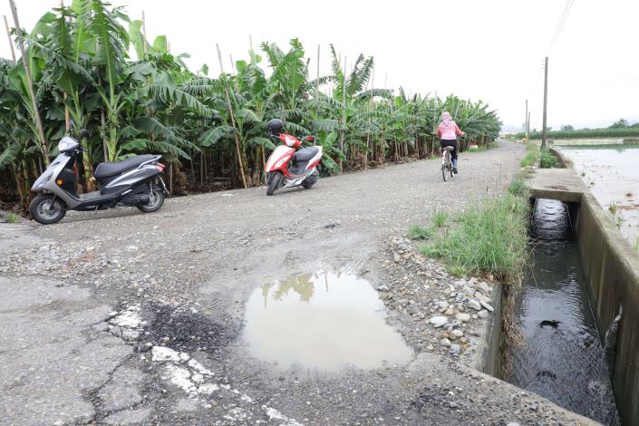 莿桐鄉鹿場及大埔尾(二)農地重劃區農路，50多年來都是石頭路，路面顛簸，下雨容易積水、打滑，影響行車安全。