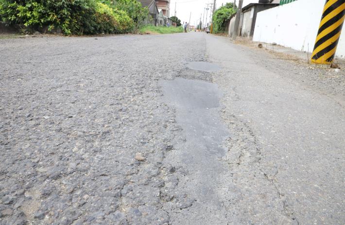 本次改善的道路，路面20多年未整修破損嚴重。