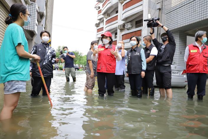 北港慶華街因下水道及道路側水溝集水量能不足，淹水嚴重。