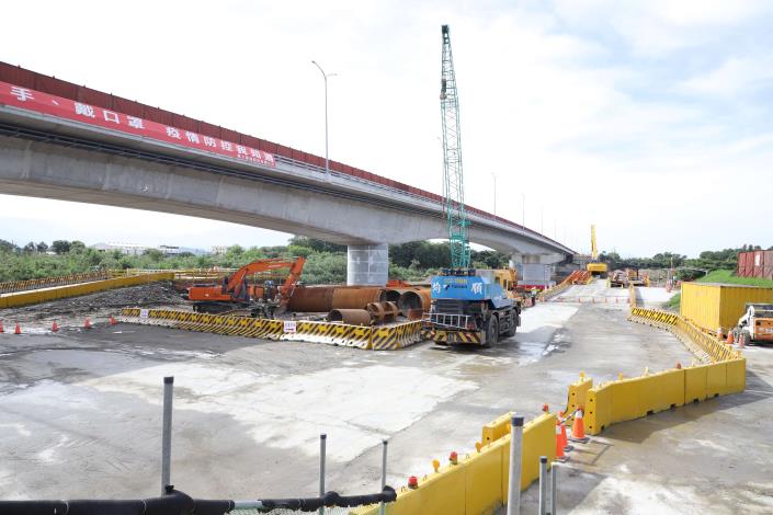 台1線虎尾溪橋現階段工程進度達56.3%，預定111年底完工通車。