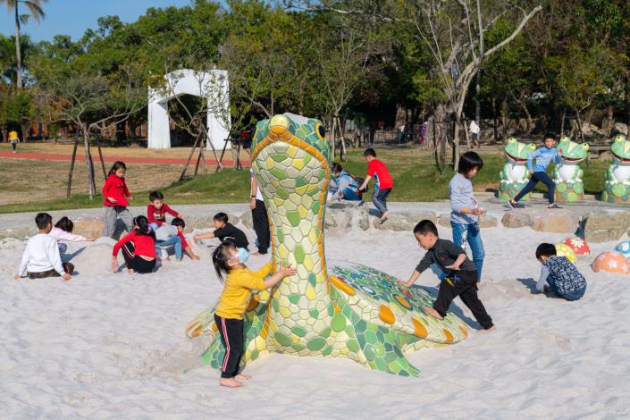自然砌石沙坑中的大沙鱉是孩子的大玩具