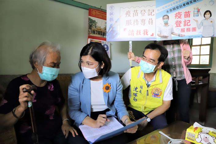 斗南鎮公所除了在定點協助長輩預約疫苗外，對於行動不便的長者更提供到宅服務。