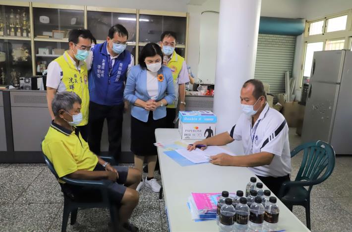 張縣長至斗南鎮新光里視察疫苗服務團協助長輩登記情形。