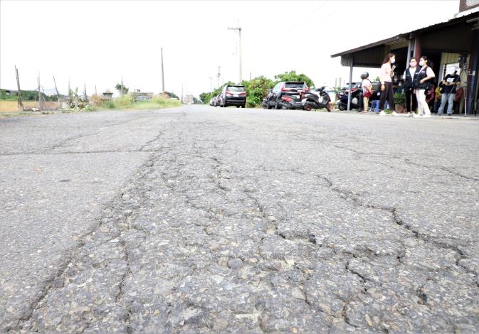 雲128鄉道等道路因年久失修劣化嚴重。