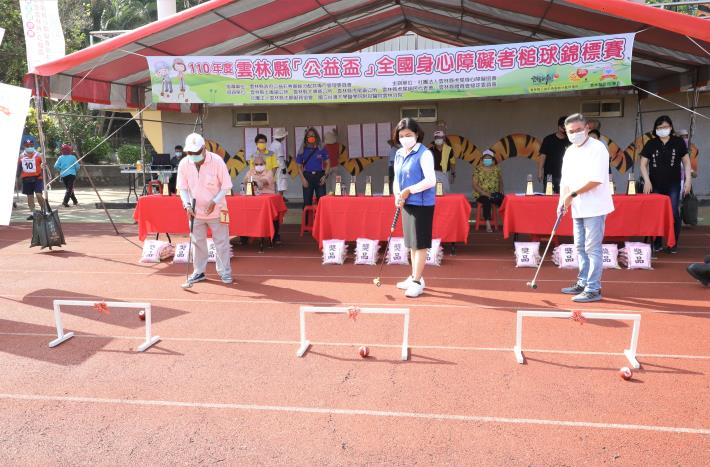 張縣長等人為雲林縣公益盃全國身心障礙者槌球錦標賽開球。