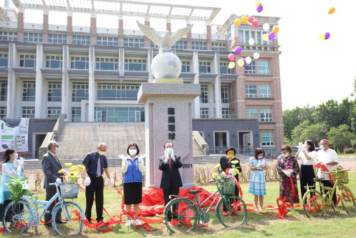 張縣長出席環球科技大學校園公共藝術揭幕典禮。