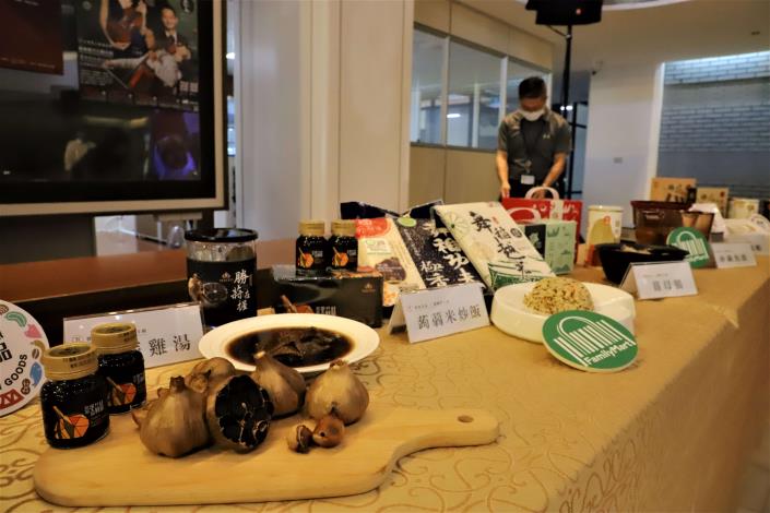 縣府與溫國智主廚聯名推出5道菜餚於全家行動購上架販售，方便民眾購買，品嚐雲林良品的美味。