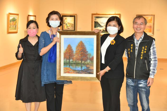 藝術家包怡倩老師致贈落羽松寫生繪畫作品予張縣長。