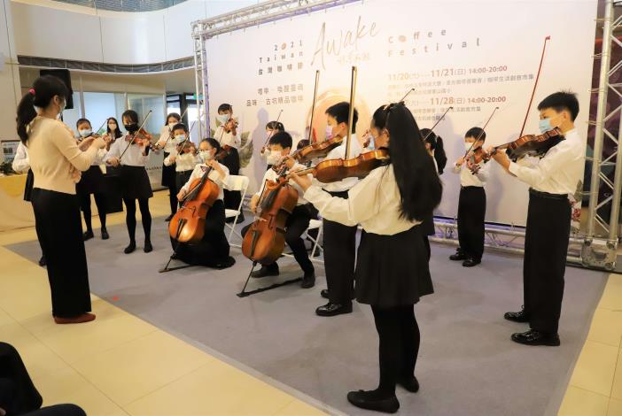 華山國小弦樂隊以悠揚樂聲拉開記者會序章。