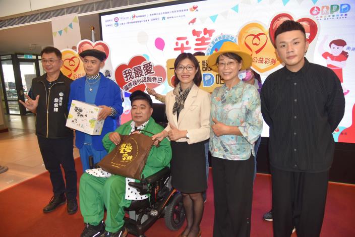 雲林縣觀光工廠協會郭美足致贈伴手禮予身障朋友，鼓勵他們融入社會創造自我價值。