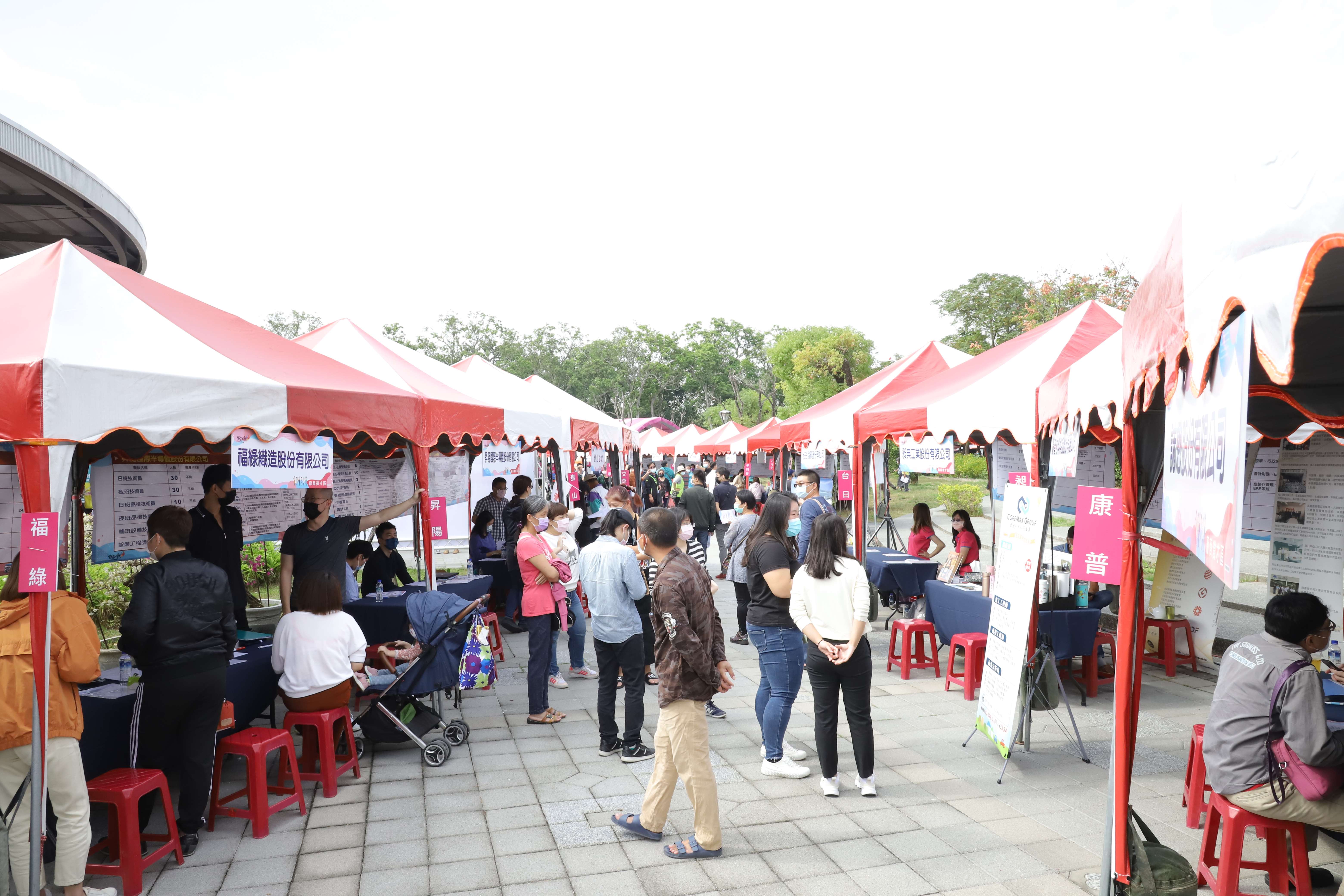雲林縣今年最大就業博覽會今登場，吸引不少民眾前往求職。