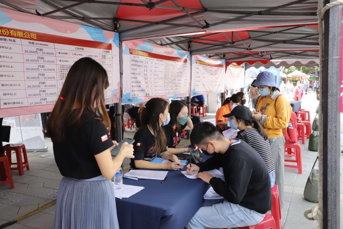 雲林縣就業博覽會吸引不少求職者前往。