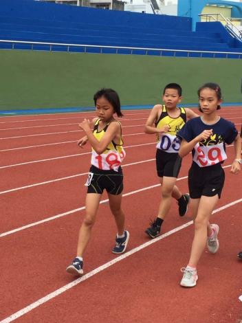 北辰國小施沛妤(左1)3000公尺競走，破大會紀錄