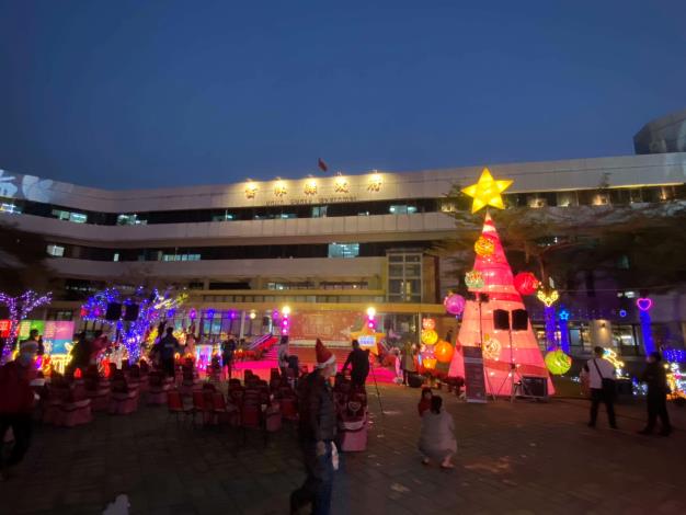 雲縣府廣場在聖誕燈裝置下  散發濃濃的歡樂氛圍