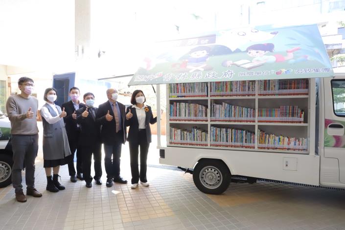 宏致電子捐贈的圖書車，大約可裝載1000本書籍，深入山區、沿海的偏鄉，讓書香觸角抵達雲林每個角落。