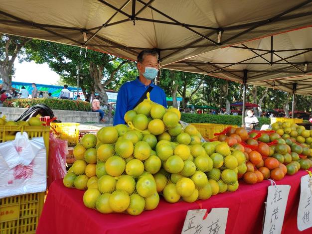 柳丁節活動現場有多家農民販售自家生產優質柳丁