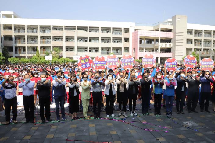 張縣長與斗六國中全校師生一起宣示校園反賭。