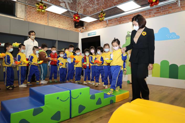張縣長巡視斗南親子館，與校外教學的幼兒園小朋友互動