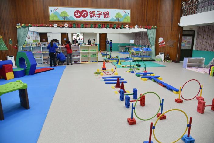 斗六市親子館提供許多安全教具、玩具，以育有未滿6歲嬰幼兒的家庭為服務主軸。