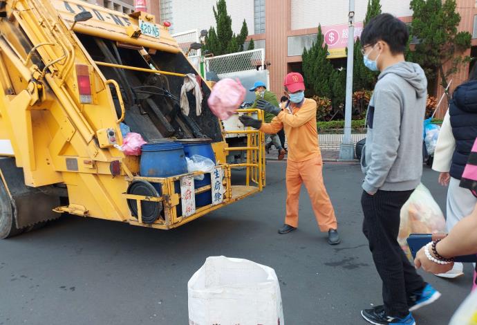 環保局希望民眾落實廚餘分類，交給清潔隊垃圾車回收，從源頭減少垃圾量。