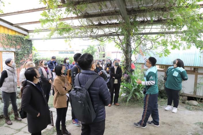 晁陽綠能休閒農場人員為參訪民眾導覽。