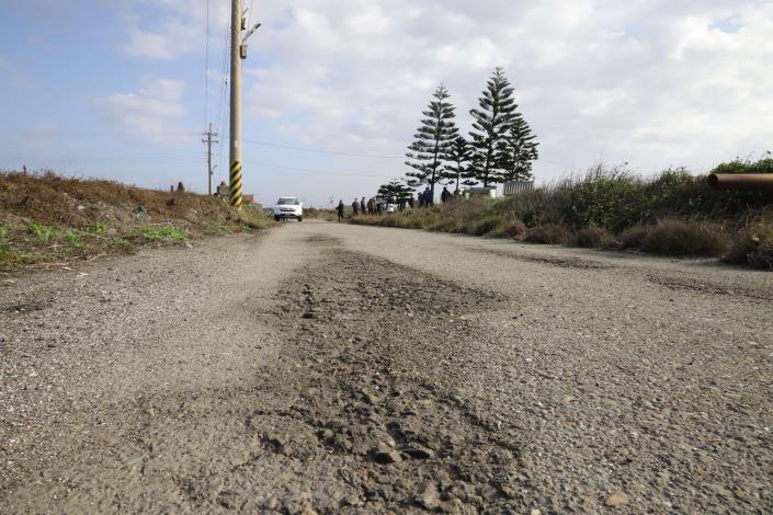 台西鄉蚊港雲3線旁道路年久失修，不僅路面破損嚴重，許多路段也有沉陷，影響民眾用路安全。