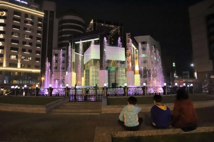 今晚斗六圓環水舞試燈，吸引不少民眾前往觀賞。
