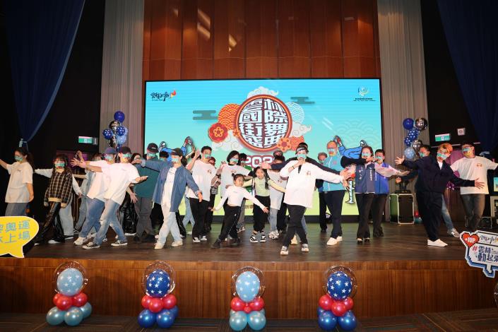 雲林運動年，在舞蹈老師帶領下，張縣長與現場來賓、青年朋友一起舞動，為19日雲林國際街舞盛典暖身!