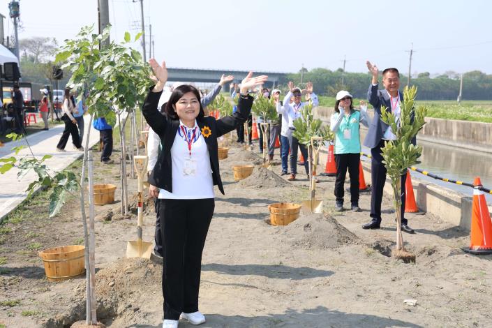 張縣長出席12日水圳綠道啟用暨植樹活動，透過空拍機連線與其它場地民眾揮手致意