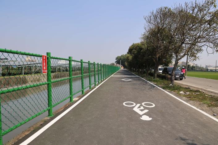 全長88公里的「水圳綠道」旁闢有全國最長的自行車專用道，橫跨雲、嘉、南三縣市