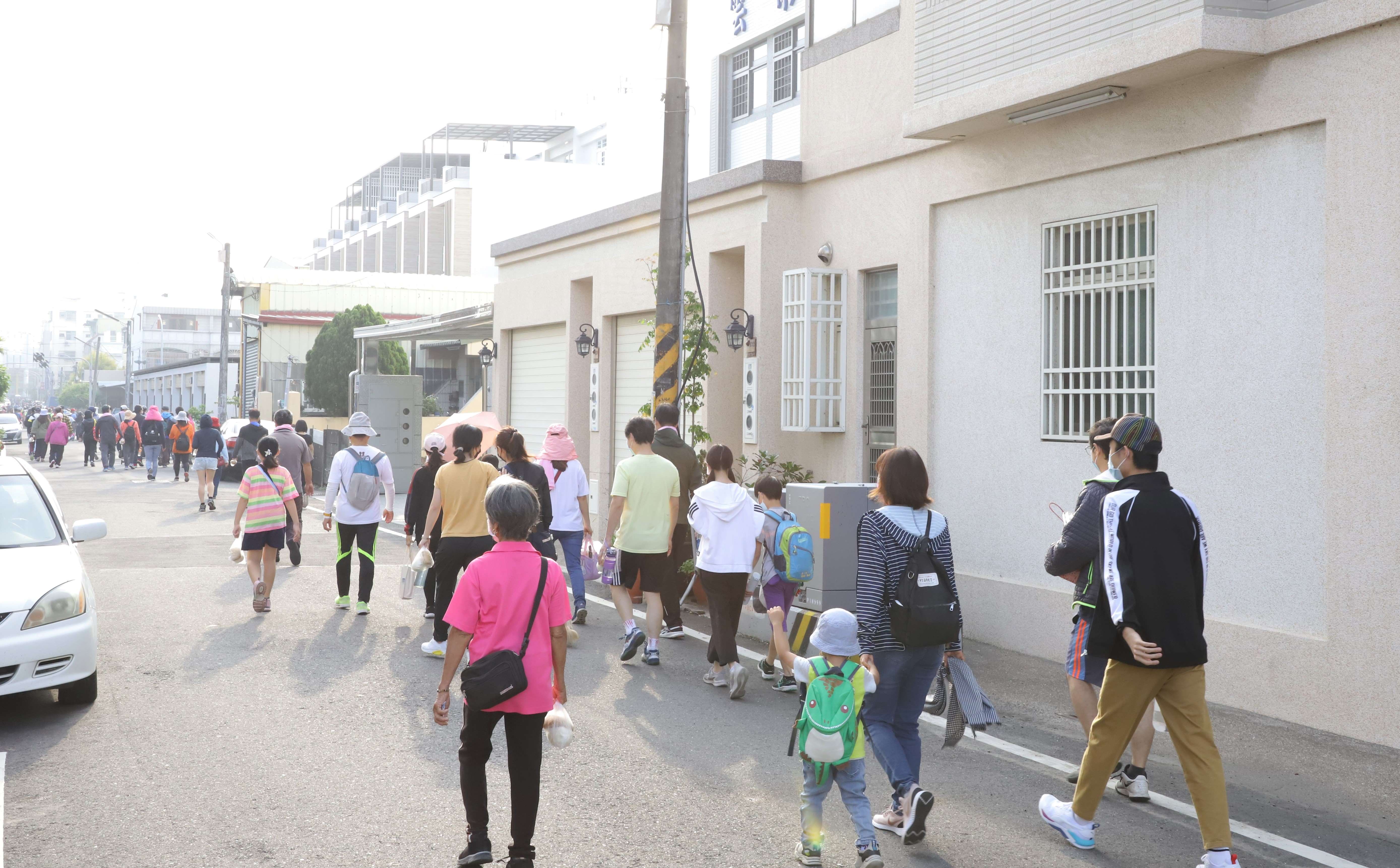 斗南鎮健走運動吸引數千民眾參與，許多家長帶著孩子一起享受運動樂趣。