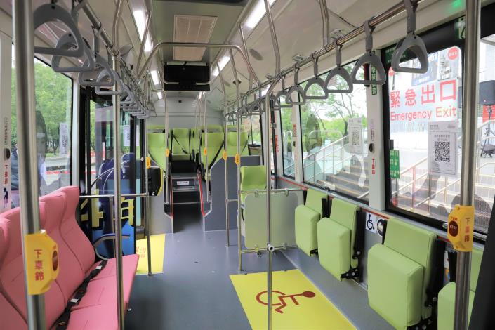 101、102線公車為無障礙電動巴士，內部空間寬敞，還設有供輪椅停泊的位置。