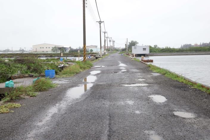 口湖鄉下崙養殖區東西三路西側產業道路破損嚴重，影響民眾用路安全。