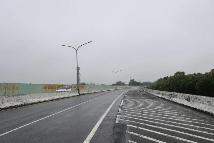 斗南東外環道 東明橋路肩標線、AC粒料脫落 增添機車族民眾行車危險