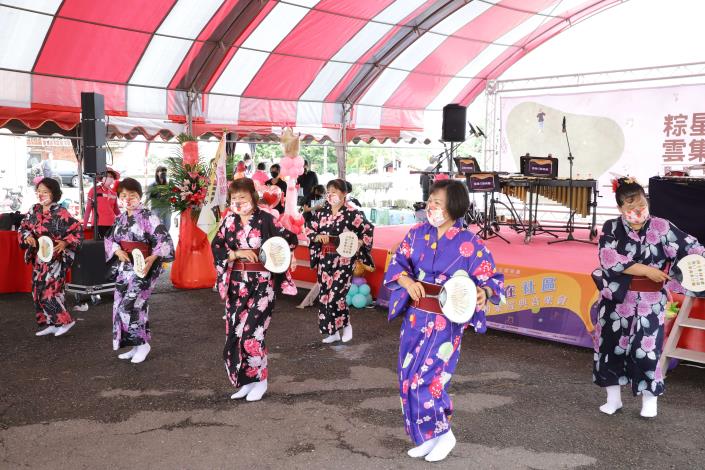 在地特有充滿懷舊風情的「豐田歌舞伎」演出。