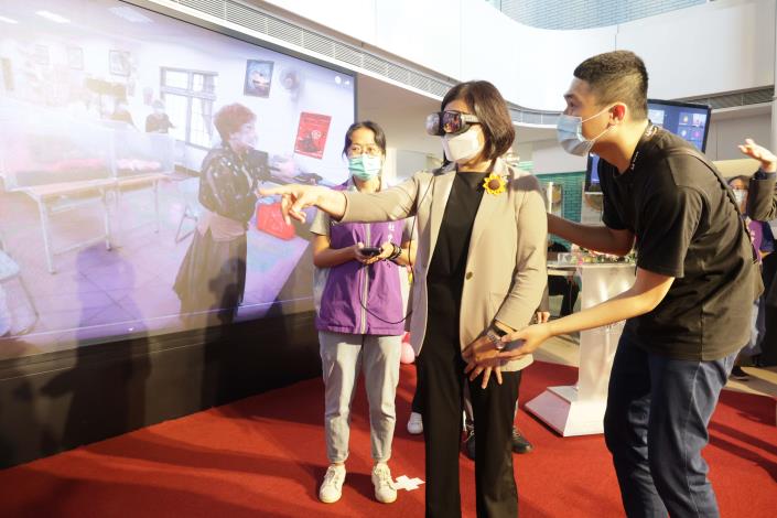 張縣長透過VR實境體驗，了解長輩遠距健康促進課程內容。