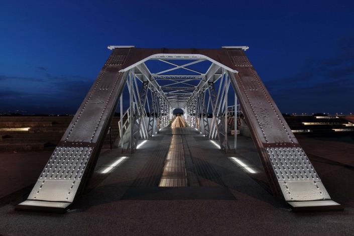 雲林縣政府文化觀光處為營造城市夜間景觀風貌，斥資近五百萬元啟動「虎尾糖廠鐵橋及周邊光環境規劃設置案」，目前已於7月12日完工試燈