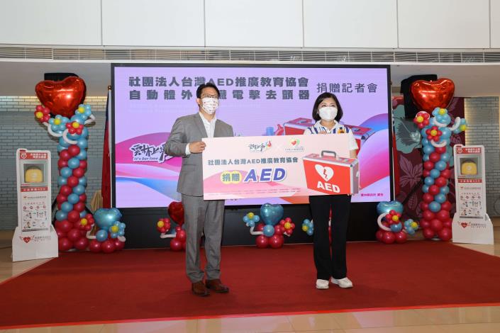 社團法人台灣AED推廣教育協會今(29)日特別捐贈雲林縣內含育仁國小等16所學校AED設備，張縣長代表雲林縣鄉親致意感謝