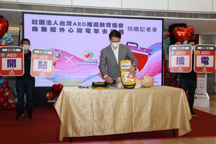 楊理事長示範AED自動體外心臟電擊去顫器使用說明