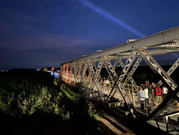 虎尾鐵橋光環境開放時間為每日晚上六點半至十二點